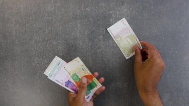 Pakistan para birimi notları sayılıyor