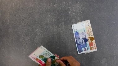 Pakistan para birimi notları sayılıyor