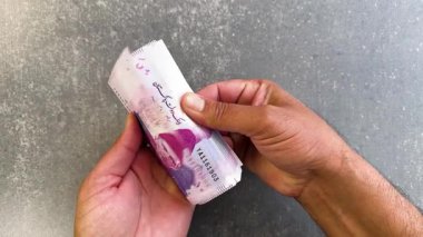 Pakistan 'ı da sayarsak 50 rupi.