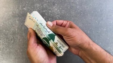 Pakistan 'ın el sayımı beş yüz rupi.