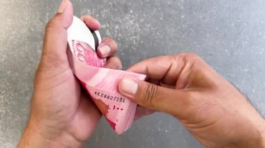 Pakistan 100 rupi sayıyor. Yakın çekim görünümü