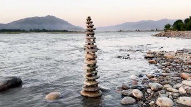 Nehir taşından heykel ya da akan nehrin sığ sularındaki kule