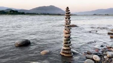 Nehirdeki çakıl taşları üzerinde dengelenen nehir kayaları.