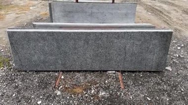 Ofis ve mutfak tezgahı için yığılmış granit levhalar.