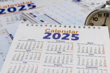 2025 yılı masa takvimleri yakın çekim görünümü