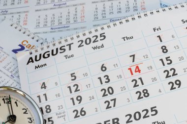 2025 Ağustos Saat ile duvar takvimi.