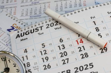 İşaretli ve yuvarlak tarihli Ağustos 2025 takvimi