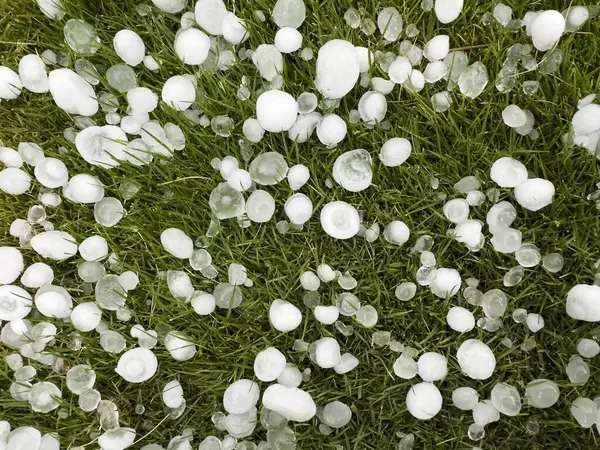 Şiddetli dolu fırtınasından sonra. İklim değişikliği ve doğa felaketi kavramı.