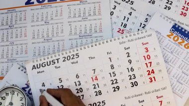 Ağustos ayının takvimindeki tarihin üstünü çiz