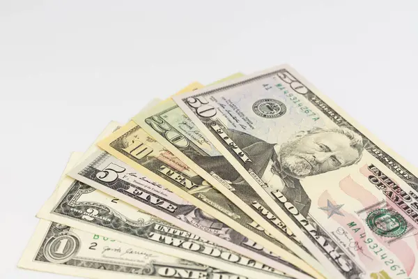 Amerika Birleşik Devletleri dolar banknotları beyaz izole zemin üzerinde çeşitli banknotlar kopya alanı ile