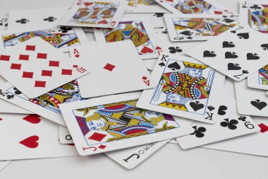 Karma oyun kartları. Seçici olarak King ve Ace kartlarına odaklanmış.
