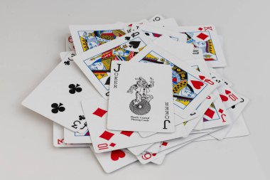 Joker iskambil destesinin tepesinde. Kumarhane oyun teması.