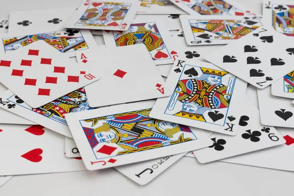 Karma oyun kartları. Seçici olarak King ve Ace kartlarına odaklanmış.