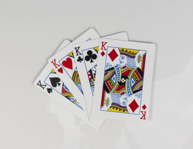 Dört kral beyaz arka planda karo, sinek, kupa ve maça oynuyor