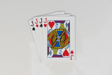 Ayrı beyaz arka planda maça, elmas, sopa ve kalp takımları oynayan dört vale.
