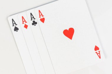 Maça as, elmas as, sinek ve kalpten dört as oyunu beyaz arka planda.