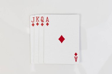 Karo floş Royal. Kopyalama alanı olan beyaz izole arkaplanda oyun kartları yayılıyor