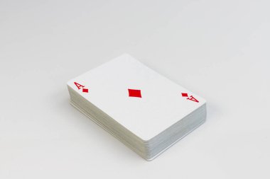 Karo Ası beyaz arkaplanda kart oynuyor.