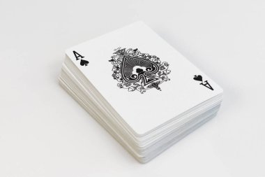 Beyaz arkaplanda izole edilmiş zarif maça ası