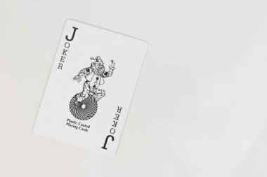 Siyah joker beyaz arkaplanda metin için boş alan ile kart oynuyor