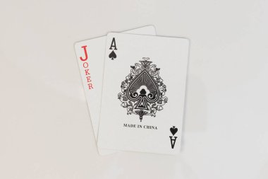 Maça ası ve kırmızı joker beyaz arkaplanda kart oynuyorlar