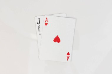 Kupa ası ve siyah joker kartı kombinasyonu beyaz izole arkaplanda