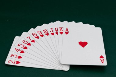 Kusursuz Kalp Dağılımı Takım Elbisesi Yeşil Keçeli Arkaplanda Kart Oynuyor