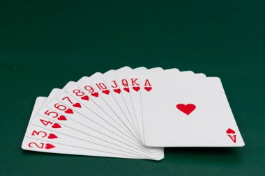 Kusursuz Kalp Dağılımı Takım Elbisesi Yeşil Keçeli Arkaplanda Kart Oynuyor