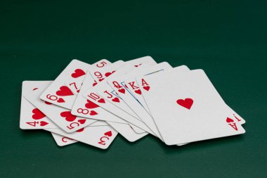 Dağıtılmış Kalp Yeşil Arkaplanlı Poker Masasında Kart Oynuyor