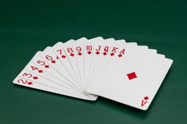 Tam Karo Süiti Yeşil Masada Kart Oynuyor