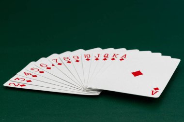 Kusursuz Karo Dağılımı Yeşil Masada Kart Oynuyor