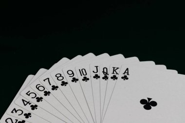 Klüp Takım Elbisesi Kâğıtları Koyu Arkaplanda Mükemmel Bir Kavis Ayarlandı