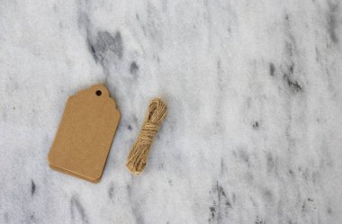 Yığılmış Kraft Hediye Etiketleri ile Marble Arkaplanı Üzerinde İkiz Etiketleri Kopyalama Boşluğu