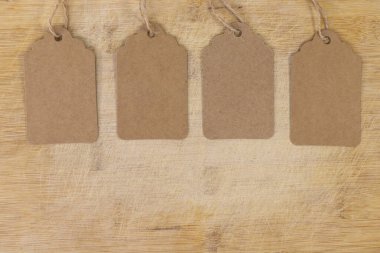 Tahta Yüzeyde Tahta Etiketli Dört Boş Kraft Etiketi