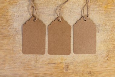 Kırsal Ahşap Arkaplanda Asılı Üç Boş Kraft Kağıt Etiketi