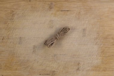 Kırsal Çizilmiş Ahşap Masada Twine Roll