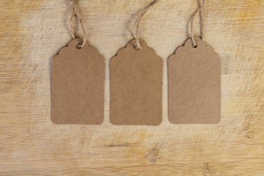 Kırsal Ahşap Arkaplanda Asılı Üç Boş Kraft Kağıt Etiketi