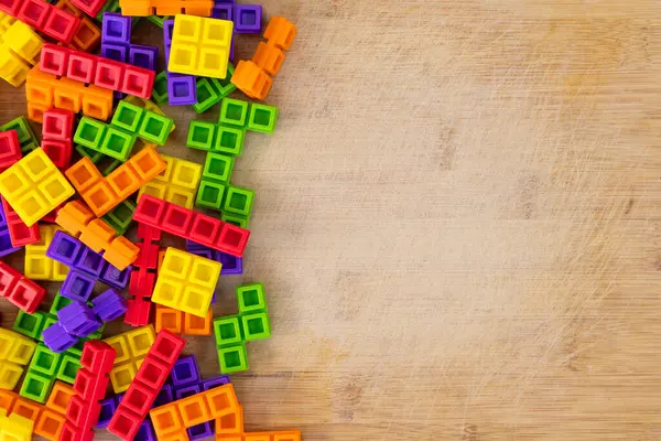 Tahta Arkaplan Metni için Boş Alan ile Renkli Birleştirilmiş Kule Blokları