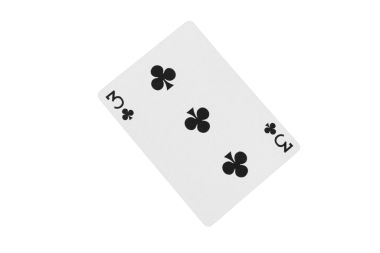 Kulüplerin üçü yeşil poker masasında kart oynuyor. Üst Görünüm.