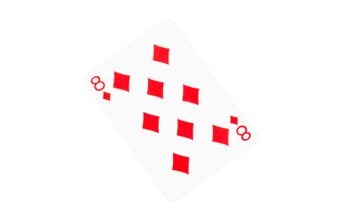 Karo Sekizlisi Yeşil Arkaplanda Oynuyor