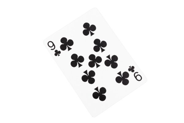 Kulüplerin dokuzlusu yeşil poker masasında kart oynuyor. Üst Görünüm.