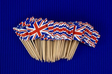 Mavi arkaplanda küçük bir İngiliz bayrağı demeti