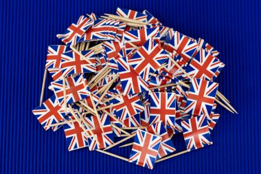 Arka plan olarak Birleşik Krallık 'ın küçük kağıt bayrakları, üst görünüm