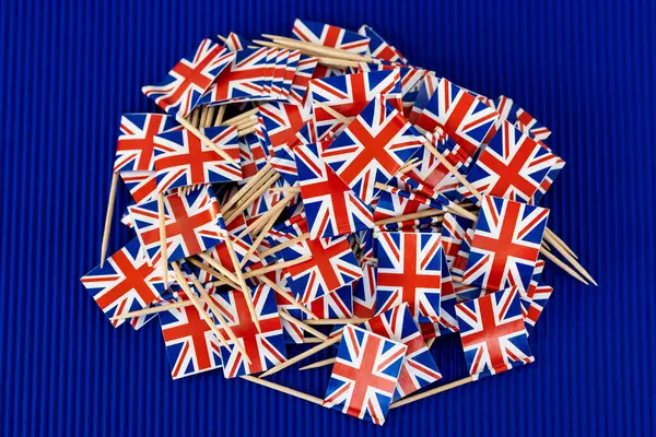 Arka plan olarak Birleşik Krallık 'ın küçük kağıt bayrakları, üst görünüm