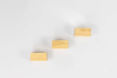 Beyaz Arkaplanda Yükselen Adım Düzeninde Üç Tahta Blok