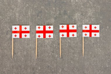 Sıraya dizilmiş dört Mini Georgia Kürdan Bayrakları