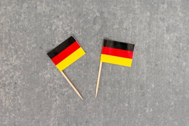 Gri Arkaplanda Tahta Kürdan Üzerinde İki Minyatür Alman Bayrağı