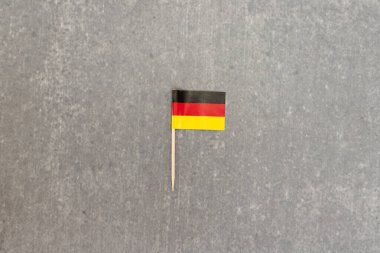 Gri Arkaplanda Almanya 'nın Minyatür Küçük Bayrağı