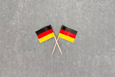 Yakın plan Gri Arkaplanda İkiz Alman Bayrakları