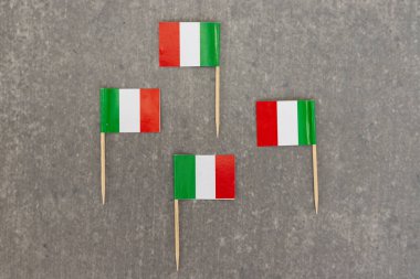 Çimento Arkaplanda İtalyan Bayrakları